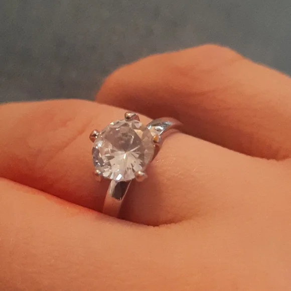 Dimond ring - Picture 1 of 4